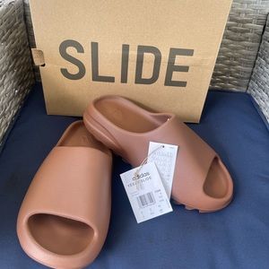 Yezzy slide “flax”